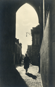 4933 Gezicht onder de Domtoren door in de Servetstraat te Utrecht.